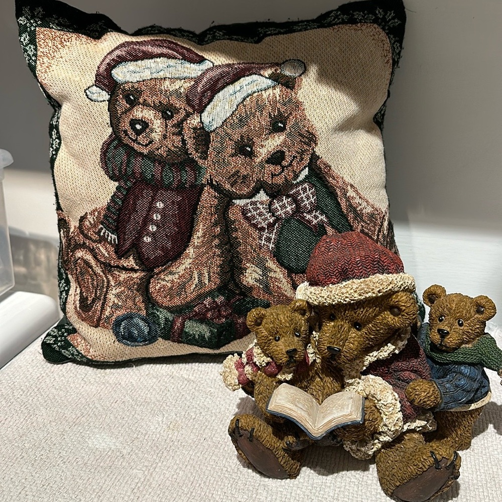 Duo Boyds Bears tapestry cushion and Boyds bears figurine